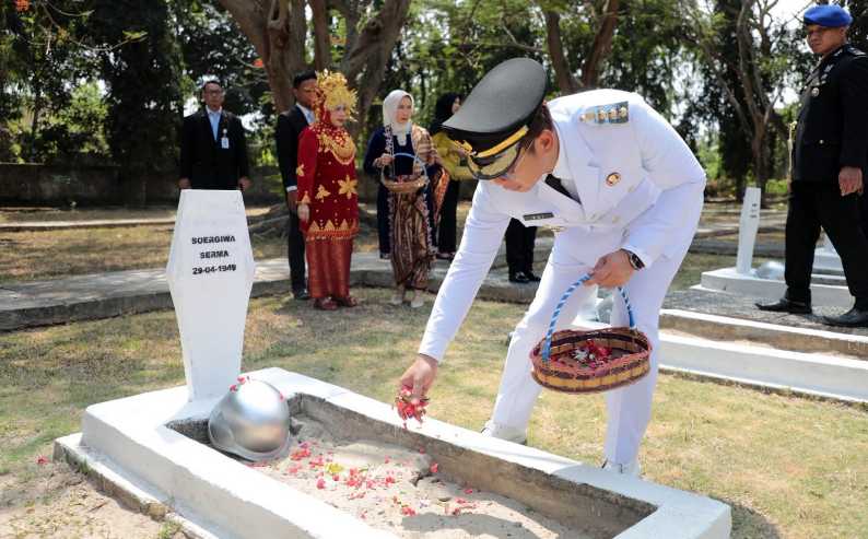 Ziarah di TMP Kusuma Bangsa, Bupati Radityo Egi Serukan Semangat Pahlawan untuk Lampung Selatan yang Lebih Maju