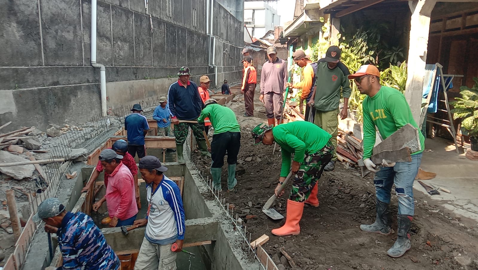 Anggota Satgas TMMD, Ormas, Linmas & Masyarakat Tancap Gas Kerjakan Pembongkaran Begesteng dan Pemerataan Tanah